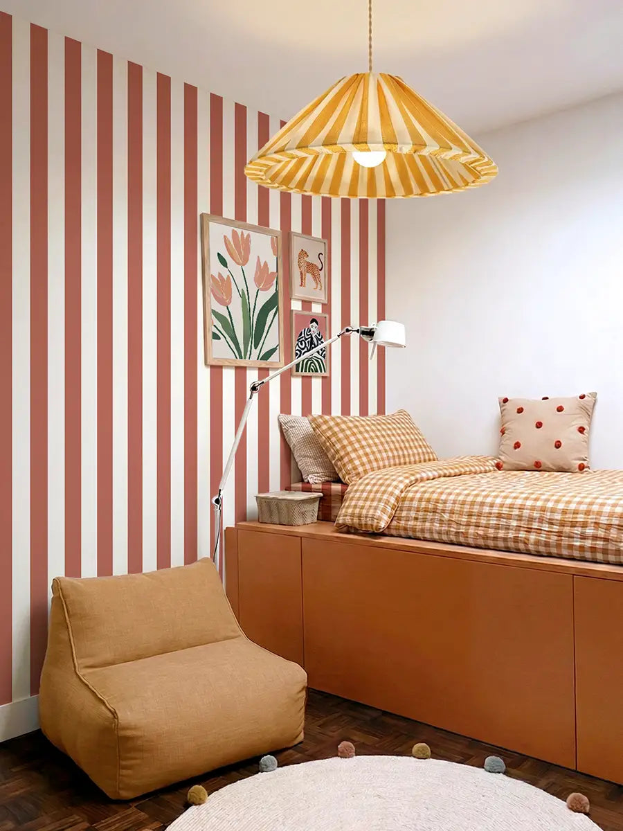 Papier peint rayures terracotta chambre ado