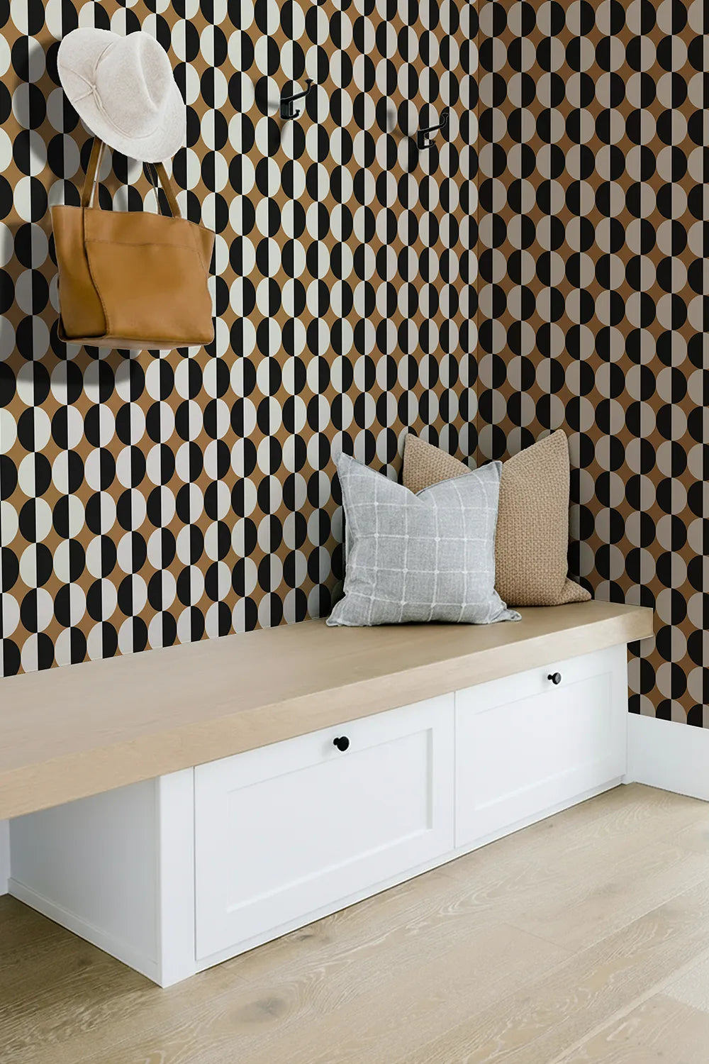 Un papier peint géométrique dans une entrée