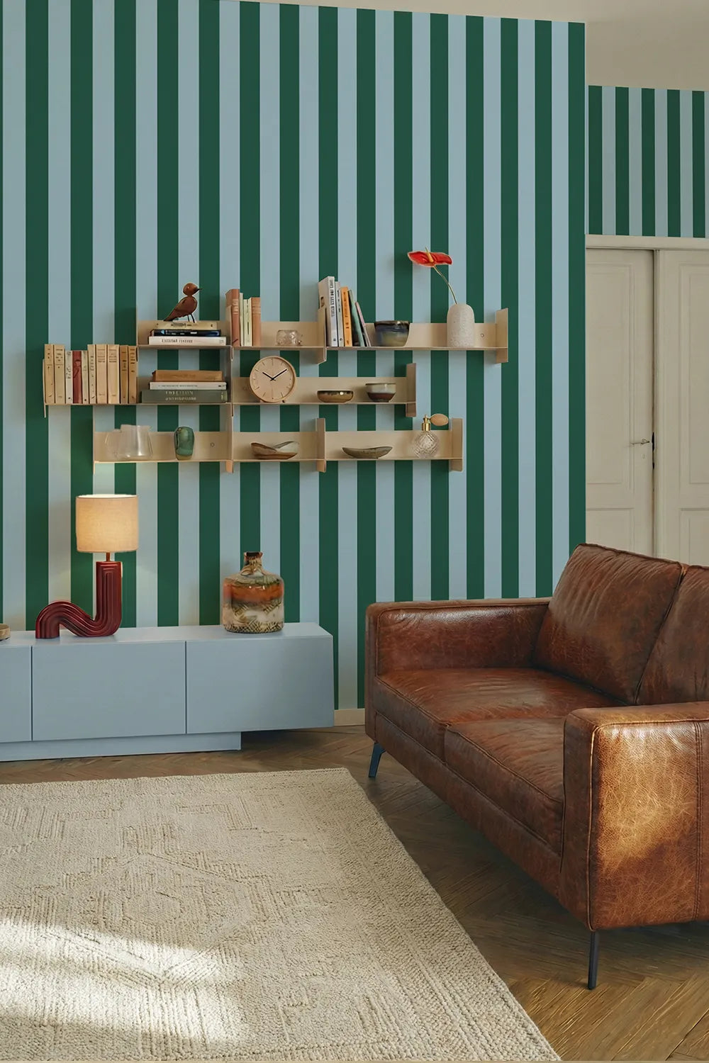 Papier peint rayures Vert et bleu dans un salon moderne