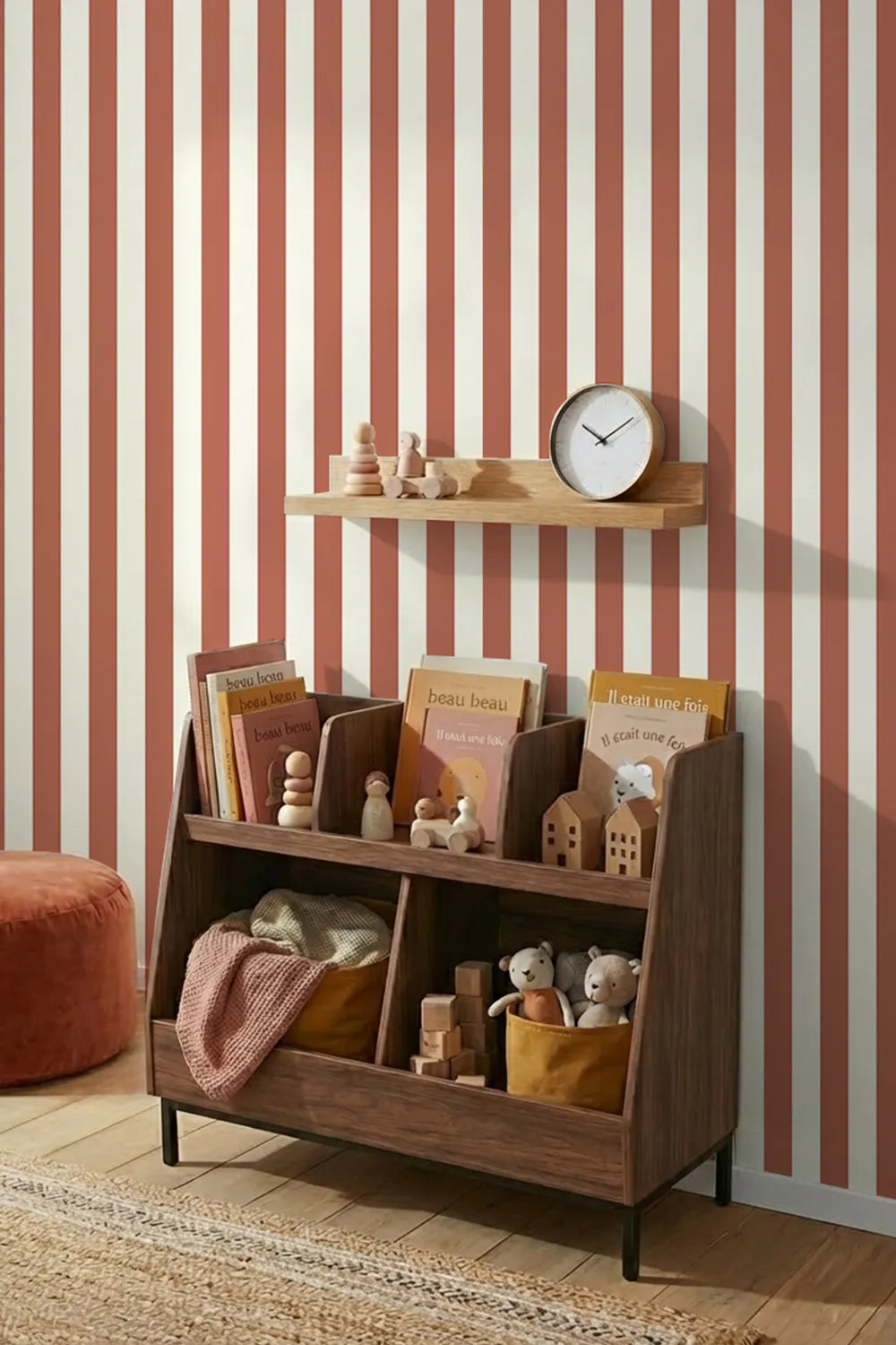 Papier peint rayures terracotta dans une chambre enfant fille