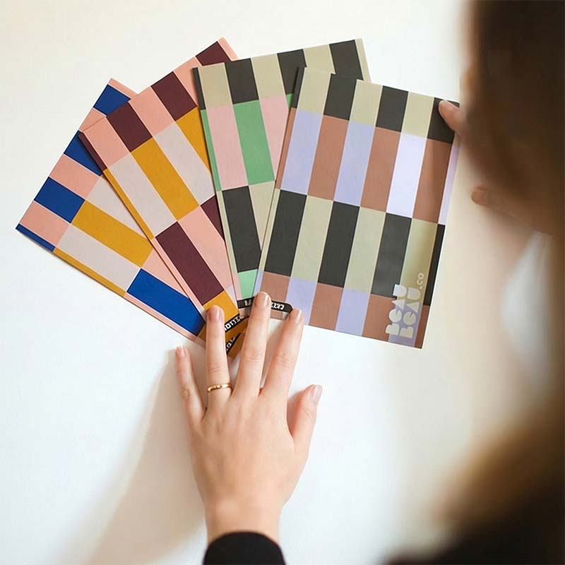 Essais avec des échantillons Modernista sur un mur