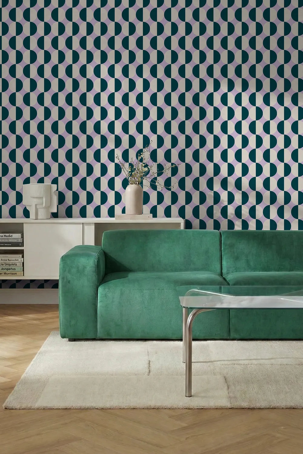 Un salon moderne avec un papier peint géométrique