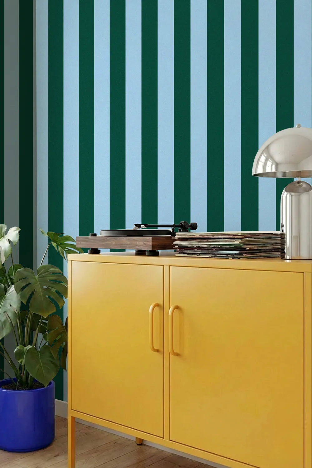 Salon moderne avec papier peint rayures vert et bleu