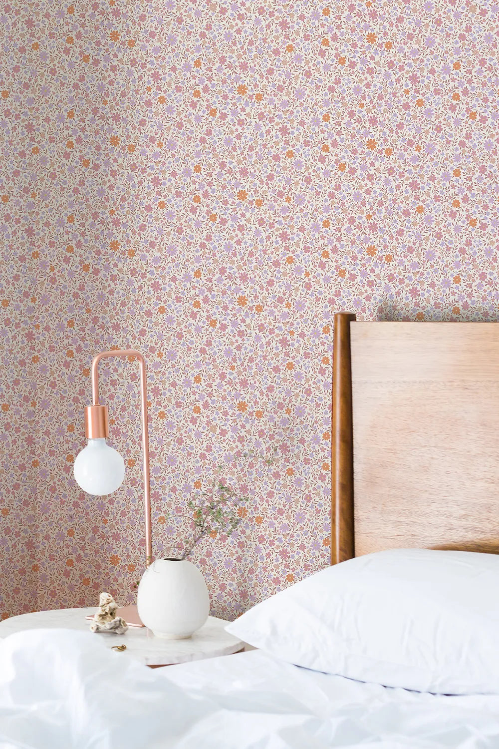 Papier peint vintage et fleuri dans une chambre