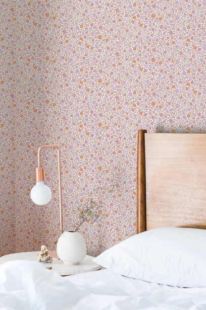 Papier peint vintage et fleuri dans une chambre